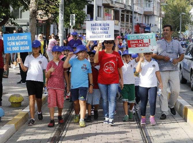 Minik Öğrenciler Ve Sağlık Çalışanları Sağlık İçin Yürüdü