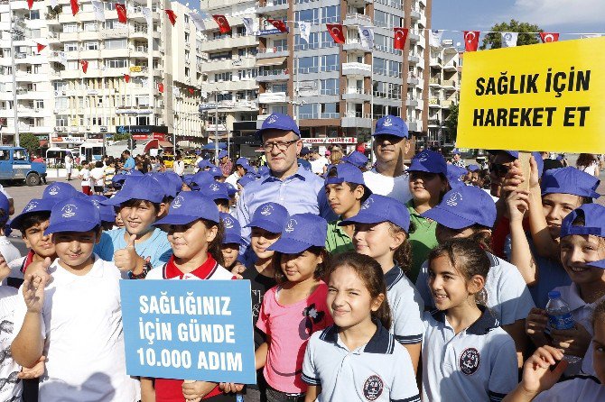 Minik Öğrenciler Ve Sağlık Çalışanları Sağlık İçin Yürüdü