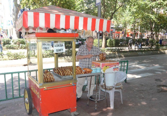 Yüzlerce Yıllık Osmanlı Geleneği Simit Tezgahlarında Hayat Buluyor