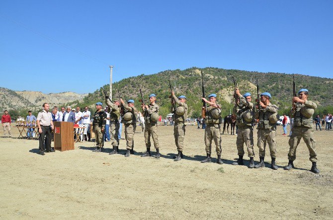 Şehit Astsubay’ın Anısını Yaşatmak İçin At Yarışı Düzenlendi