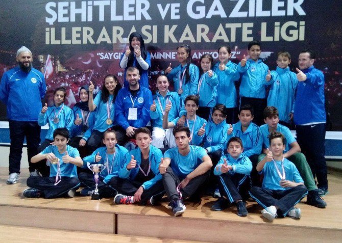 Büyükşehirli Karateciler 21 Madalya İle Döndü