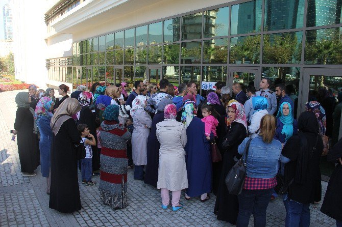 Okulları Yıkılan Öğrenciler, Servisleri De Gelmeyince Sokakta Kaldı