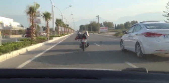 Motosiklet Sürücüsünün Trafikte Tehlikeli Şovu