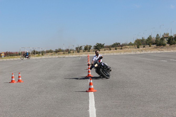 Polisler, Motosiklet Sürüş Eğitimi Alıyor