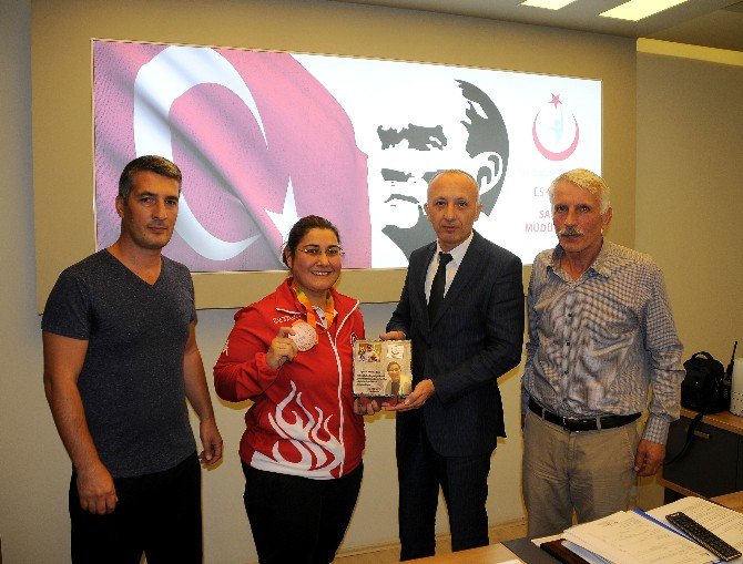 Dr. Mumcu’dan Başarılı Sporcuya Plaket