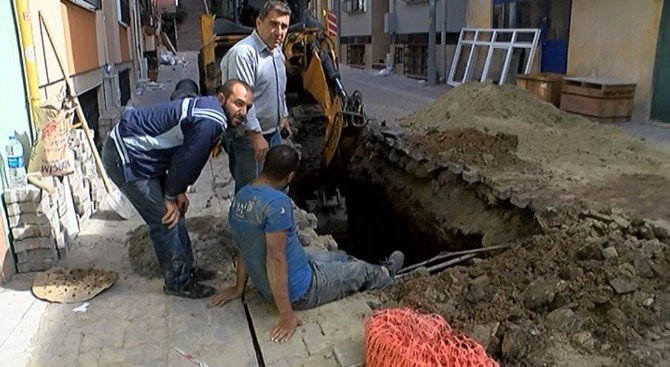 Kanalizasyonda Çalışırken Toprak Altında Kalan İşçi Ölümden Döndü