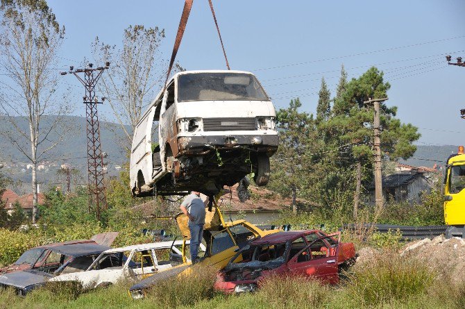 Hurda Araçlar Sokaklardan Kaldırılıyor