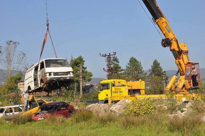 Hurda Araçlar Sokaklardan Kaldırılıyor