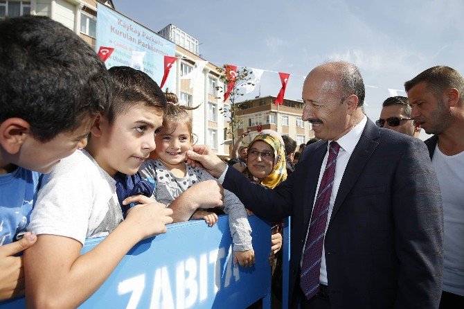 Sultangazi’de Suriyeli Çocuklar Barış İçin Beyaz Güvercin Uçurdu