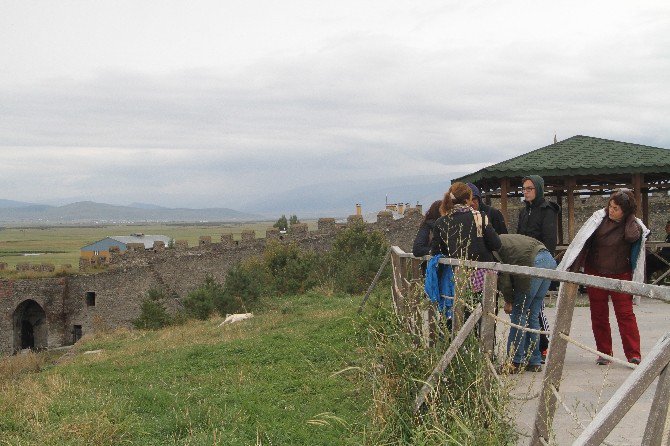 Tarihi Ardahan Kalesine Turist Akını