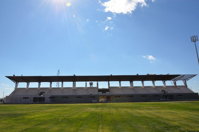 Futbol Sahası Tribün İnşaatının Yüzde 70’i Tamamlandı