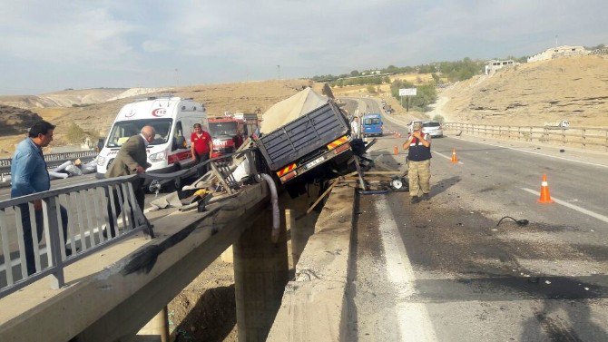 Tır Köprünün Bariyerlerine Çarptı: 1 Ölü 1 Yaralı