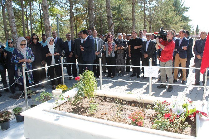 Melik Gökçek’in Eşi Nevin Gökçek Ömer Halisdemir’in Mezarını Ziyaret Etti