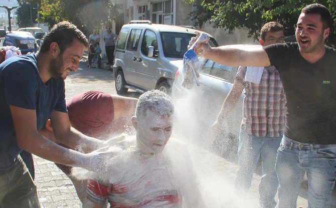 Damadın Kafasında Yumurta Kırıp Fırçayla Yıkadılar