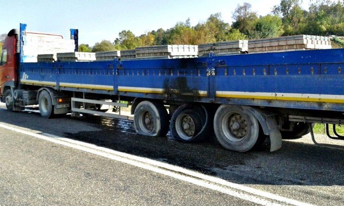 Seyir Halindeki Tır’ın Lastikleri Tutuştu