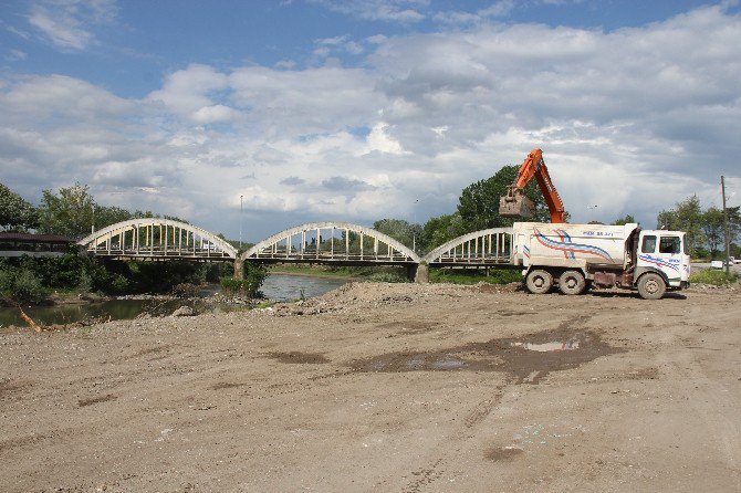 Başkan Toçoğlu, Sakarya Nehri’nde İncelemelerde Bulundu