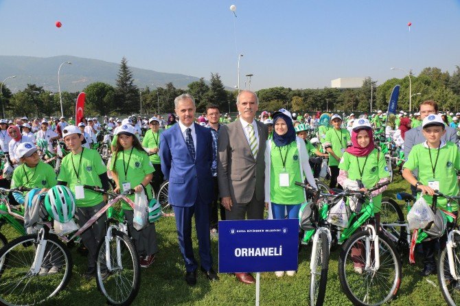 Büyükşehir’den Başarılı Öğrencilere Bisiklet