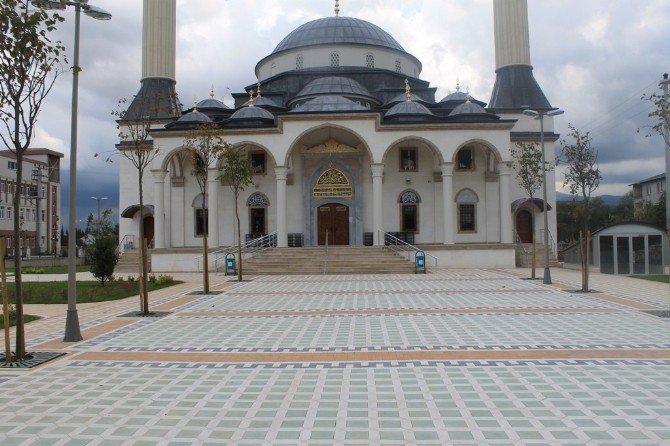 Uygulama Camii’nin Çevresi Temizlendi