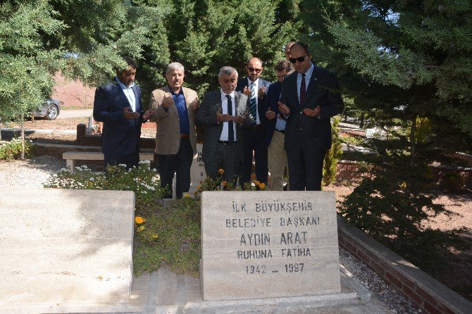 Aydın Arat Kabri Başında Anıldı