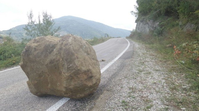 Yola Düşen Dev Kaya Korkuttu