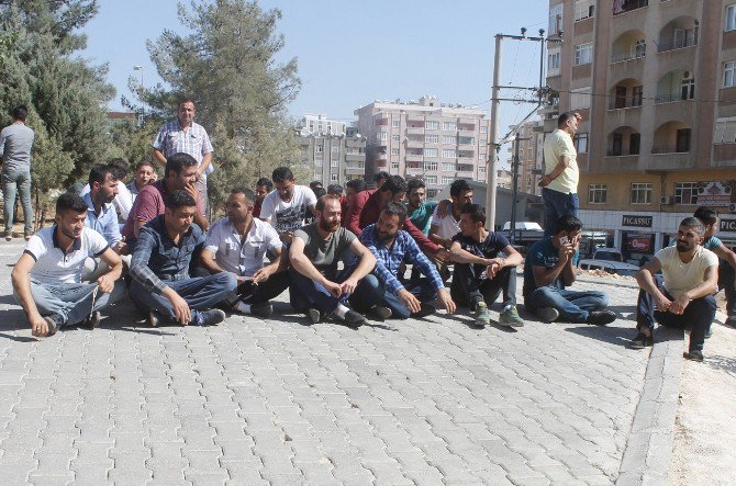 Minibüsçüler Yol Kapatıp, Belediyeyi Protesto Etti