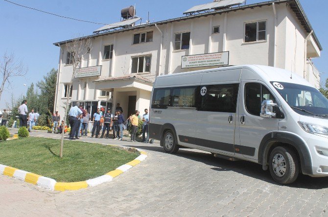 Minibüsçüler Yol Kapatıp, Belediyeyi Protesto Etti