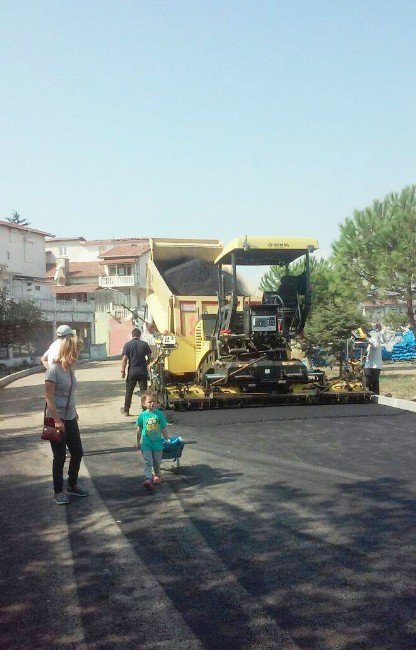 Marmaraereğlisi Belediyesi Okul Çevrelerini Asfaltlıyor