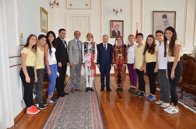 Türkiye Finallerinde 3. Olan Folklor Ekibi Vali Ceylan’ı Ziyaret Etti