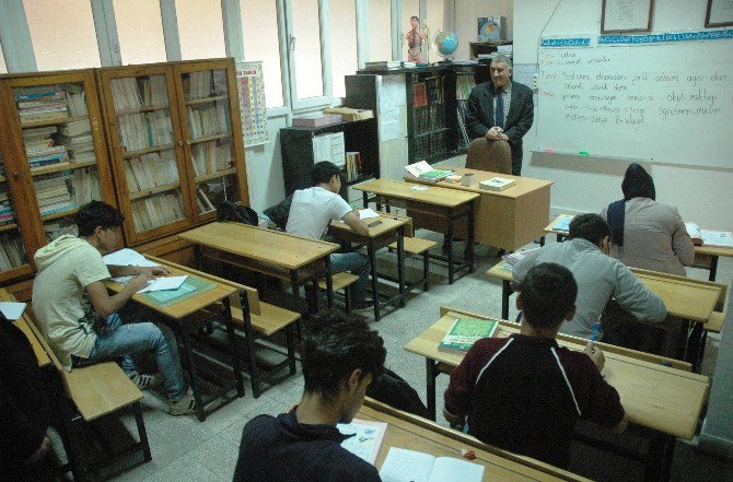 Yabancı Uyruklu Öğrencilere Türkçe Eğitimi