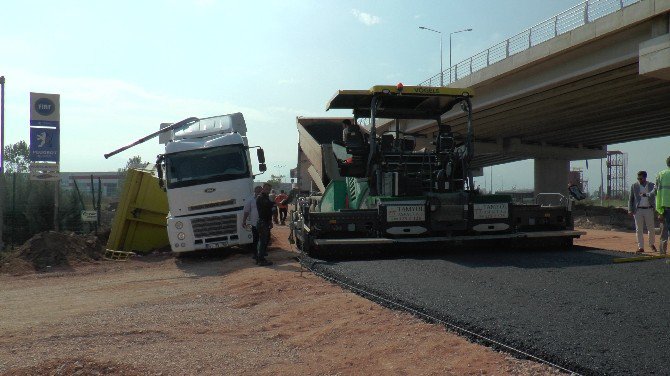 Hafriyat Kamyonun Damperi Kırılarak Devrildi