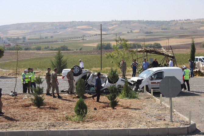 Kazazedenin Yakını Ambulansın Camını Kırdı