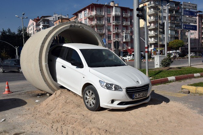 Kanalizasyon Borusunun İçinden Otomobil Geçirdiler