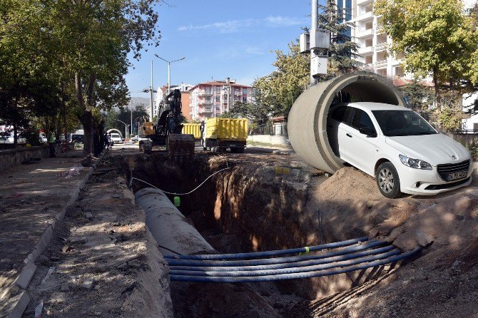 Kanalizasyon Borusunun İçinden Otomobil Geçirdiler