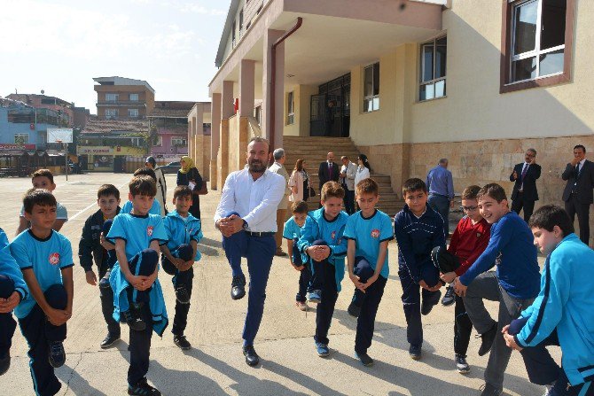 İzmit Belediyesi’nden Bir Okula Daha Kütüphane