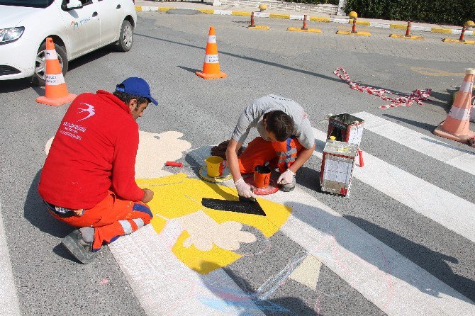 Üç Boyutlu Yaya Geçidi Çizimleri Çocukların Dikkatini Çekmeyi Amaçlıyor