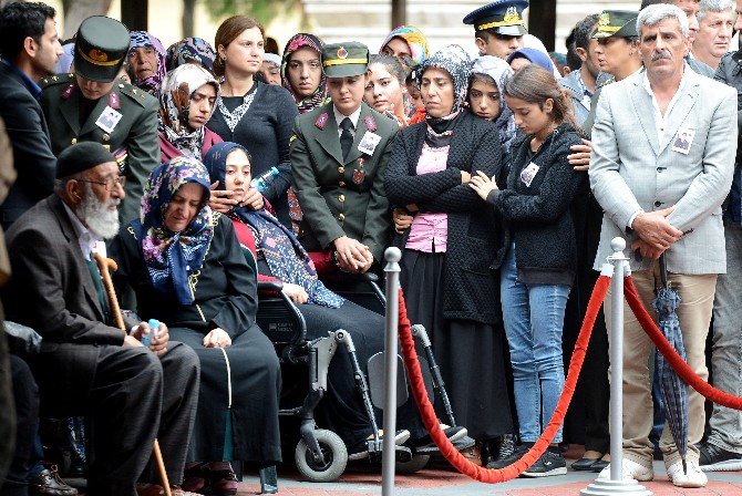 Şehit Annesi: “Bırakın Oğlumu Yüzünü Göreyim”