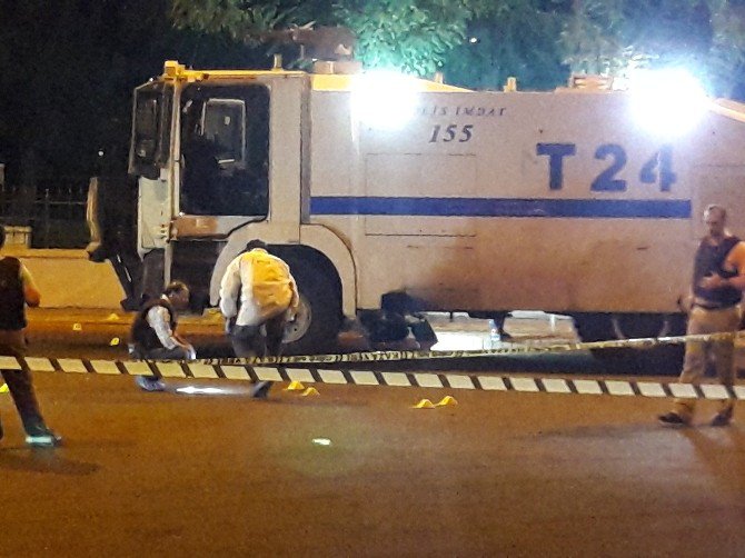 Valilik Önünde Bekleyen Polis Ekibine Silahlı Saldırı: 1 Polis Yaralı