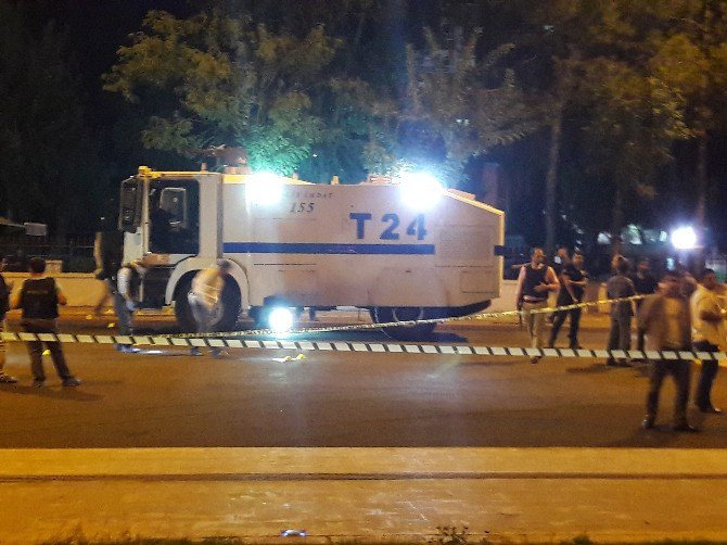 Valilik Önünde Bekleyen Polis Ekibine Silahlı Saldırı: 1 Polis Yaralı