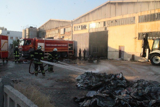 Viyol Fabrikası Yanarak Kül Oldu