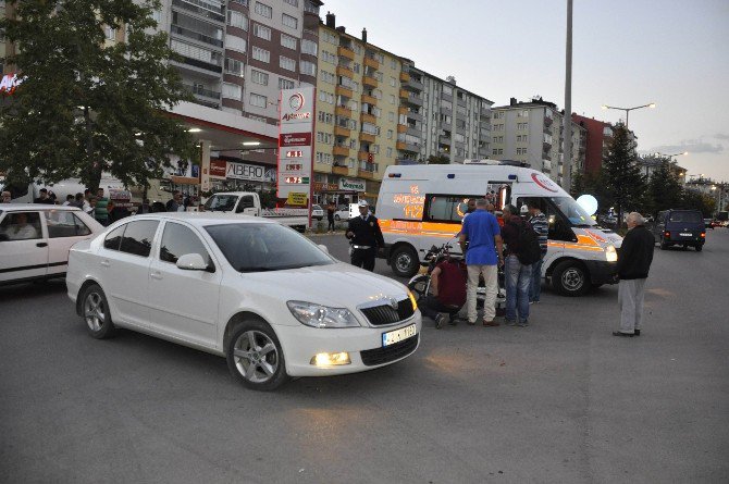 Motosikletle Otomobil Çarpıştı: 1 Yaralı