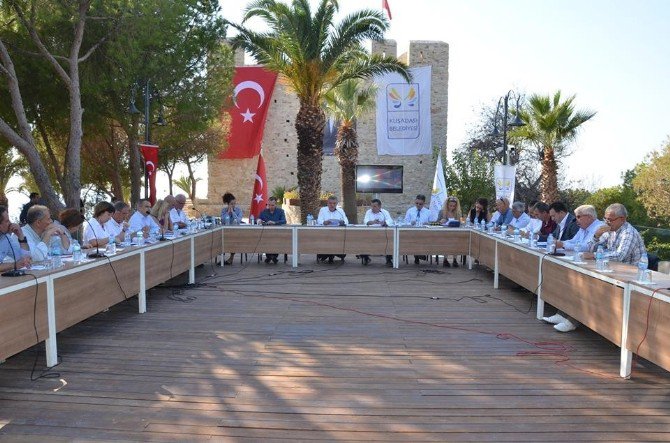 Kuşadası Belediye Meclisi Güvercinada’da Toplandı