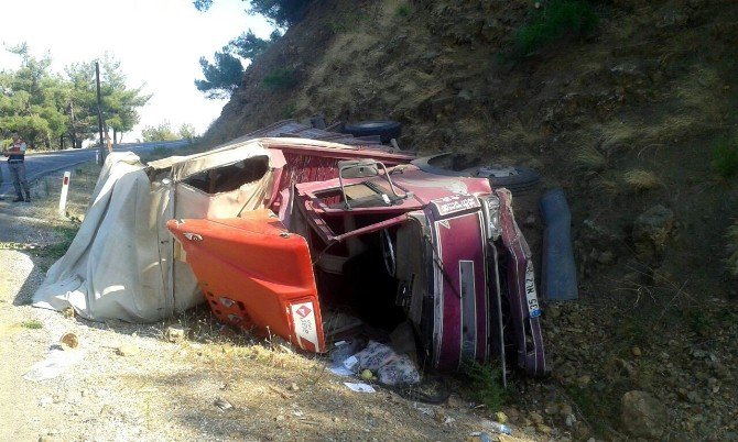 Manisa’da Freni Boşalan Kamyonet Devrildi: 3 Yaralı