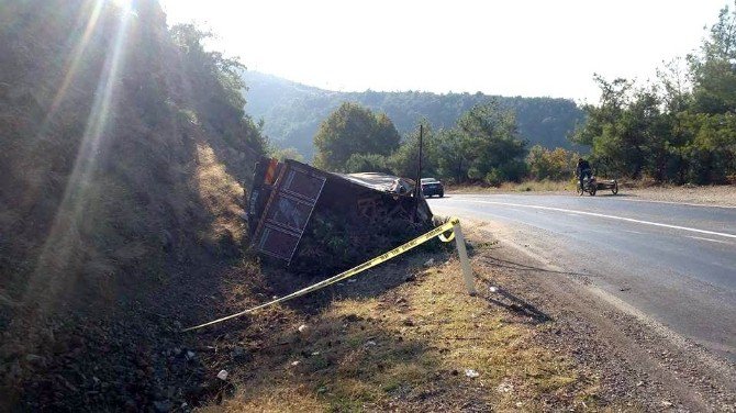 Manisa’da Freni Boşalan Kamyonet Devrildi: 3 Yaralı