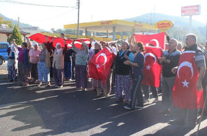 Vatandaşlar 20 Yılda 26 Kişinin Öldüğü Yolu Trafiğe Kapattı