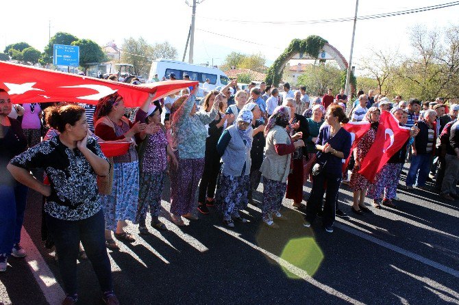 Vatandaşlar 20 Yılda 26 Kişinin Öldüğü Yolu Trafiğe Kapattı