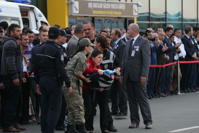 Şehit Eşini Kundaktaki Bebeğiyle Karşıladı