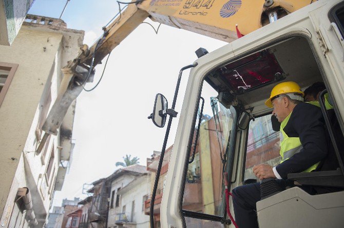 Adana’nın Kent Meydanı İçin İlk Kazma Vuruldu