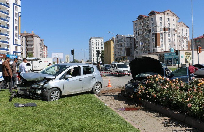 Sivas’ta İki Otomobil Kavşakta Çarpıştı: 4 Yaralı