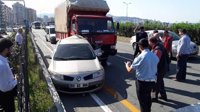 Arızalanınca Yol Kenarına Park Edilen Araca Arkadan Gelen Kamyon Çarptı