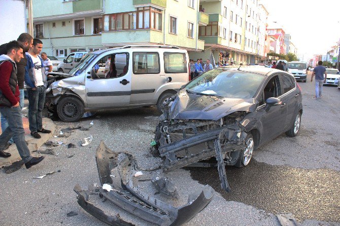 Kapaklı’da İki Otomobil Çarpıştı: 3 Yaralı